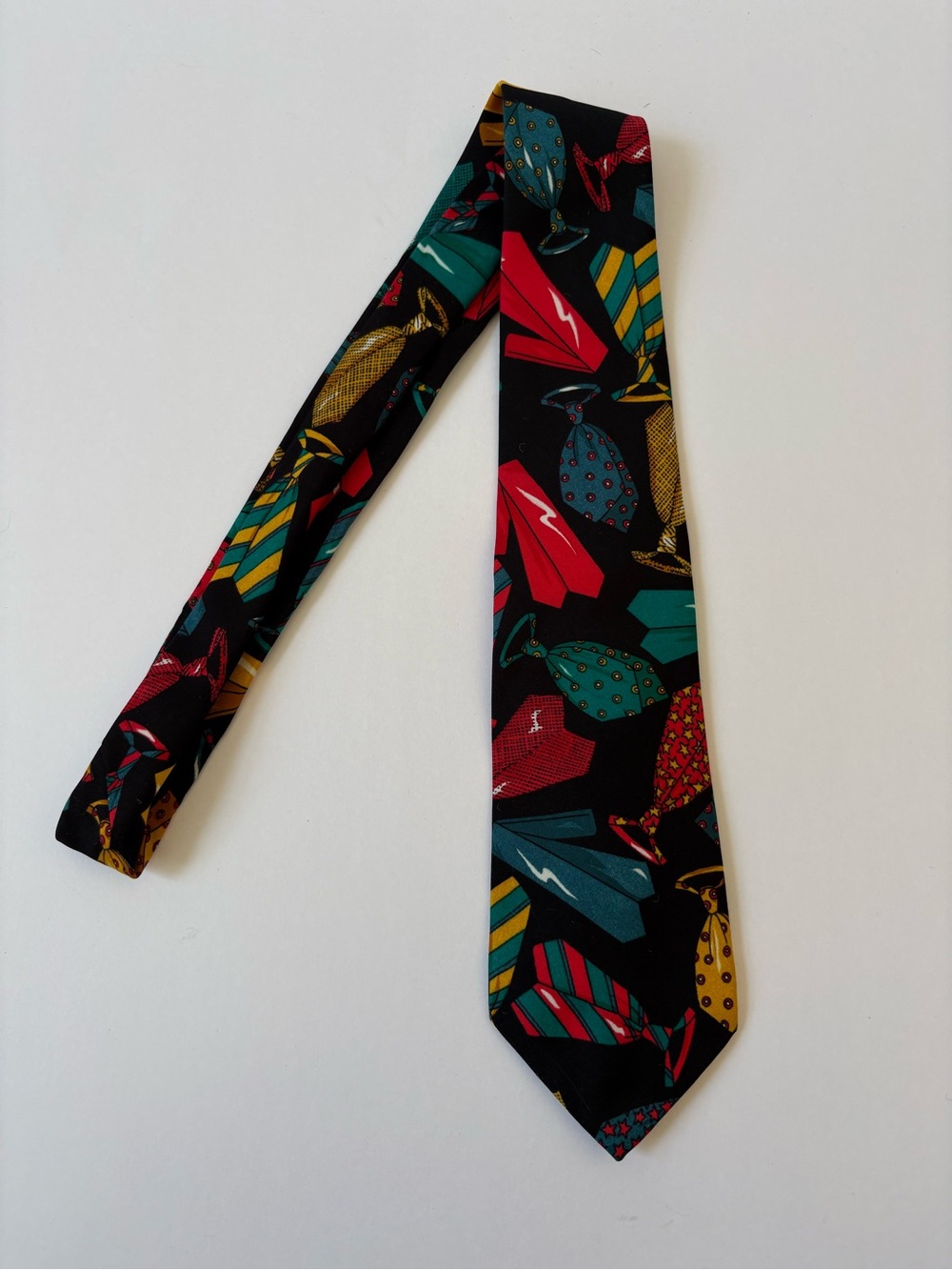 VNTG The Limited Novelty Tie On Tie Graphic Neck Tie 90th Black Red Green Career